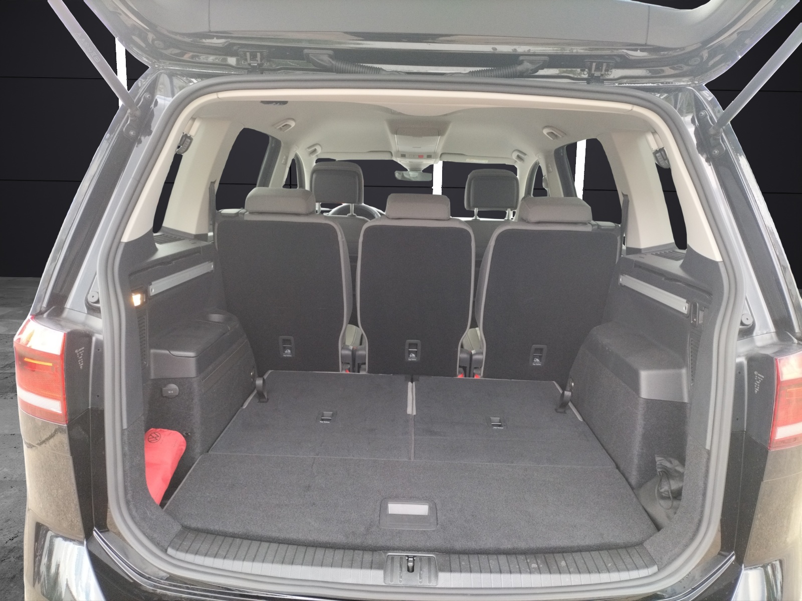 Fahrzeugabbildung Volkswagen Touran TDI Highline DSG LED AHK Navi AID ACC RFK SH