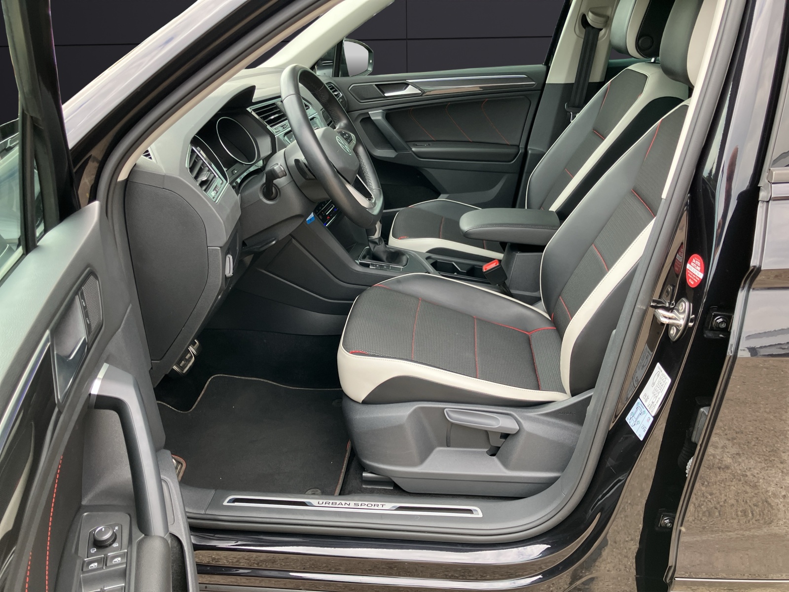 Fahrzeugabbildung Volkswagen Tiguan TDI Life DSG LED Navi ACC AHK PDC
