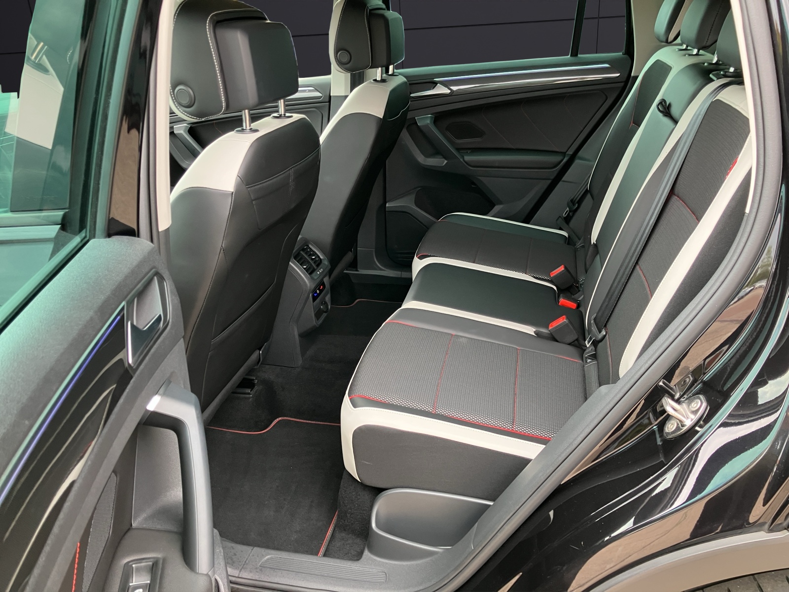 Fahrzeugabbildung Volkswagen Tiguan TDI Life DSG LED Navi ACC AHK PDC
