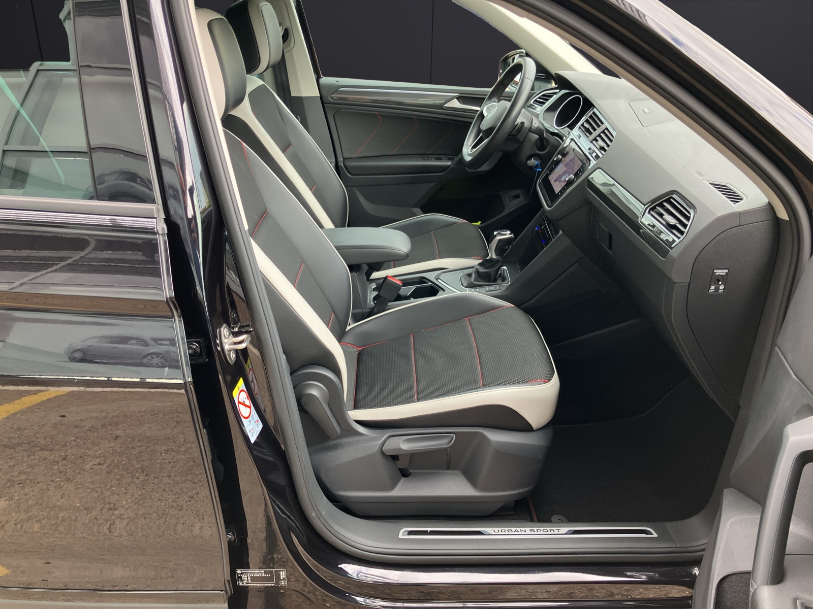 Fahrzeugabbildung Volkswagen Tiguan TDI Life DSG LED Navi ACC AHK PDC