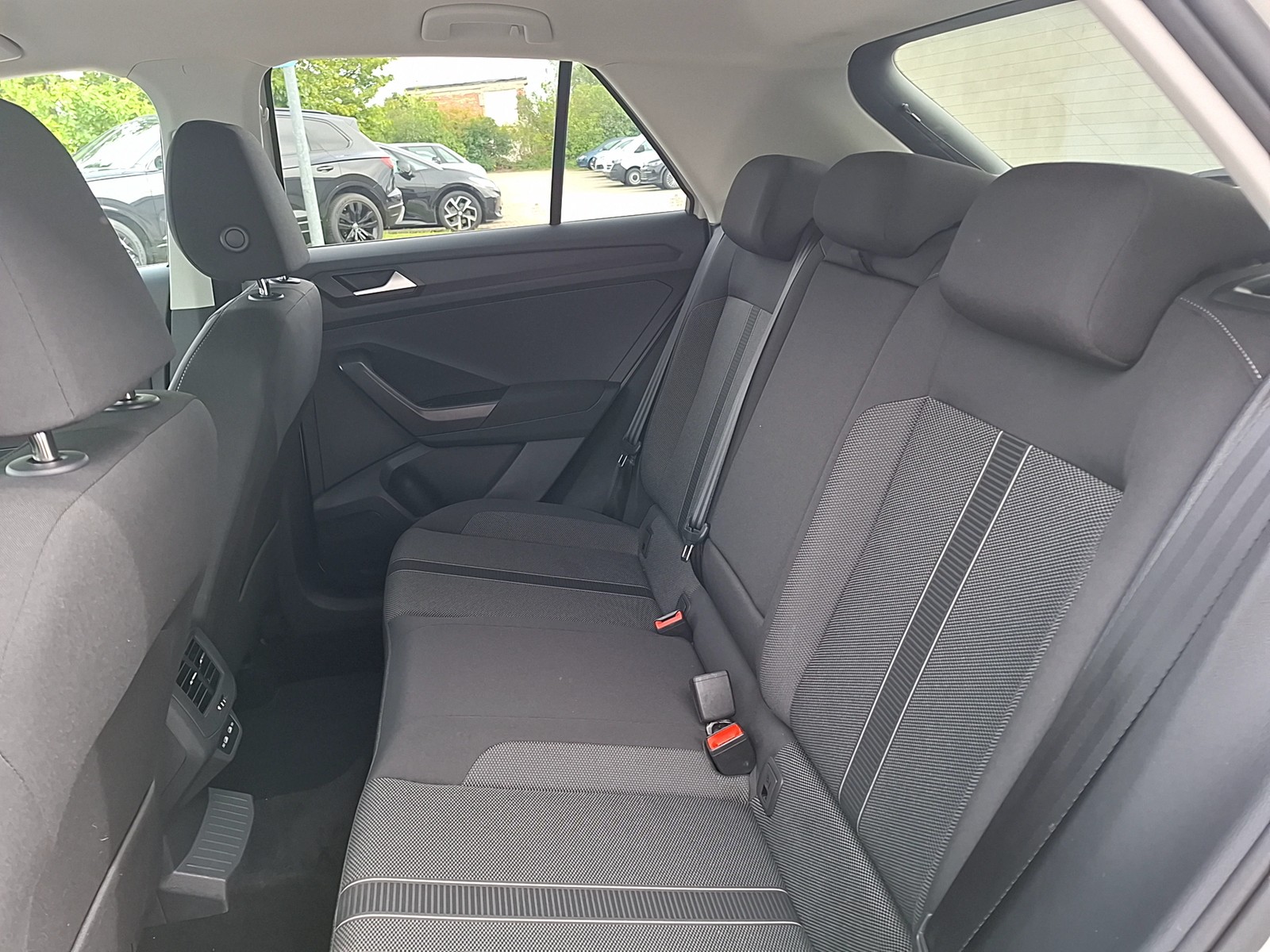 Fahrzeugabbildung Volkswagen T-Roc TDI Life DSG LED Navi AID ACC RFK SH