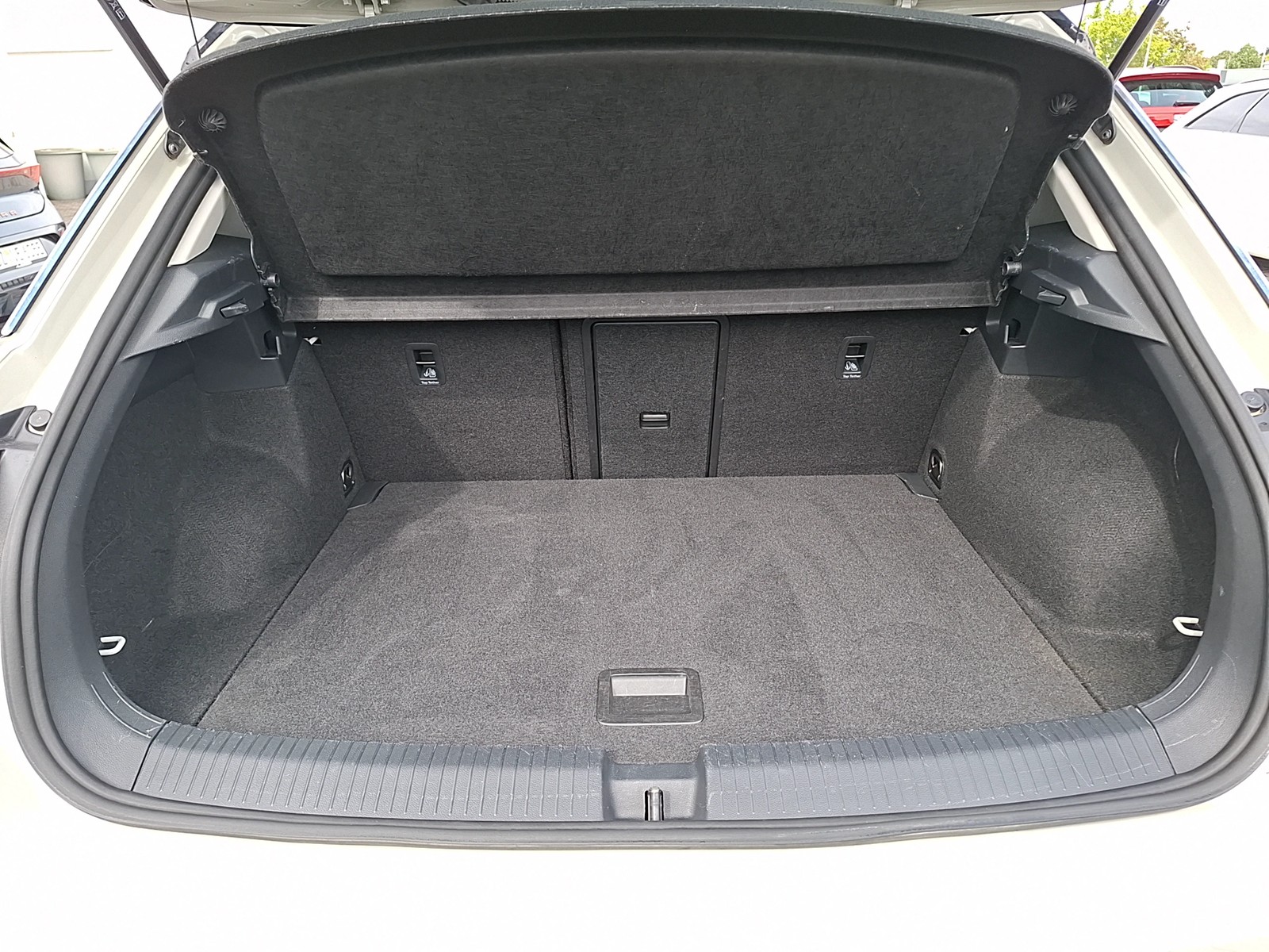 Fahrzeugabbildung Volkswagen T-Roc TDI Life DSG LED Navi AID ACC RFK SH