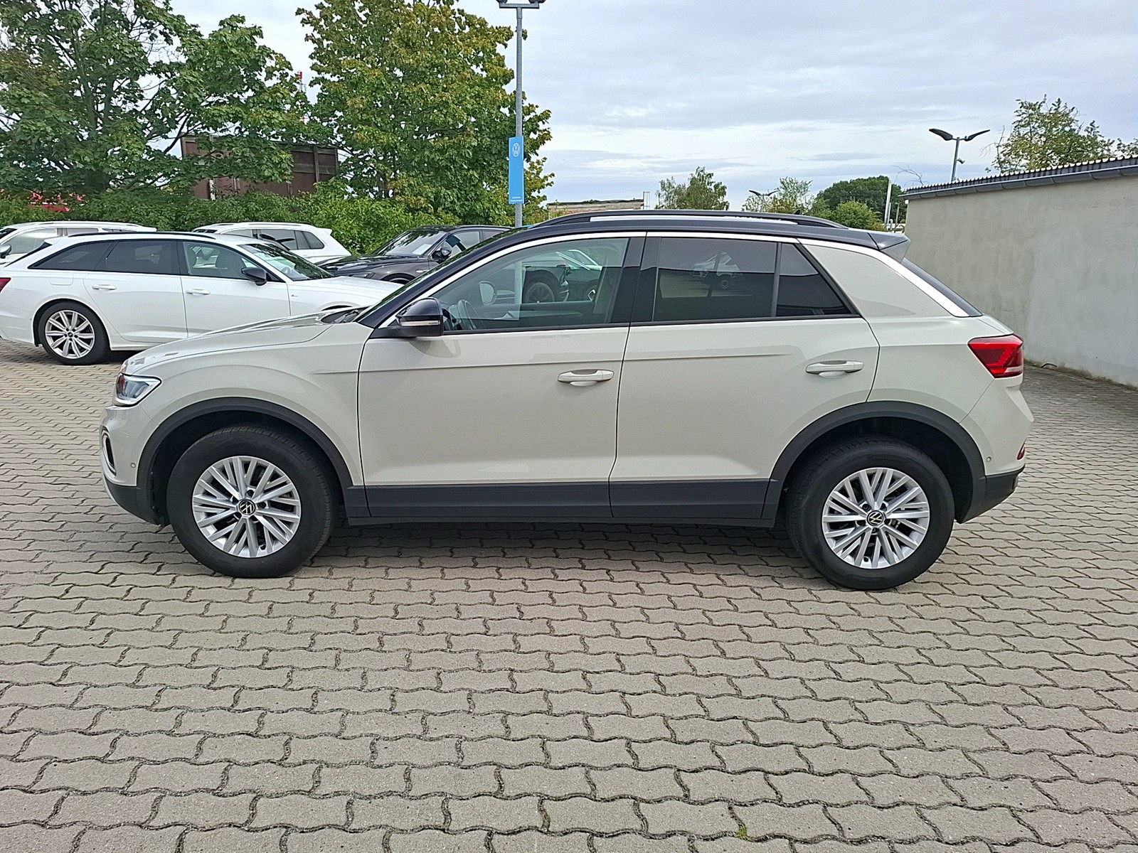 Fahrzeugabbildung Volkswagen T-Roc TDI Life DSG LED Navi AID ACC RFK SH