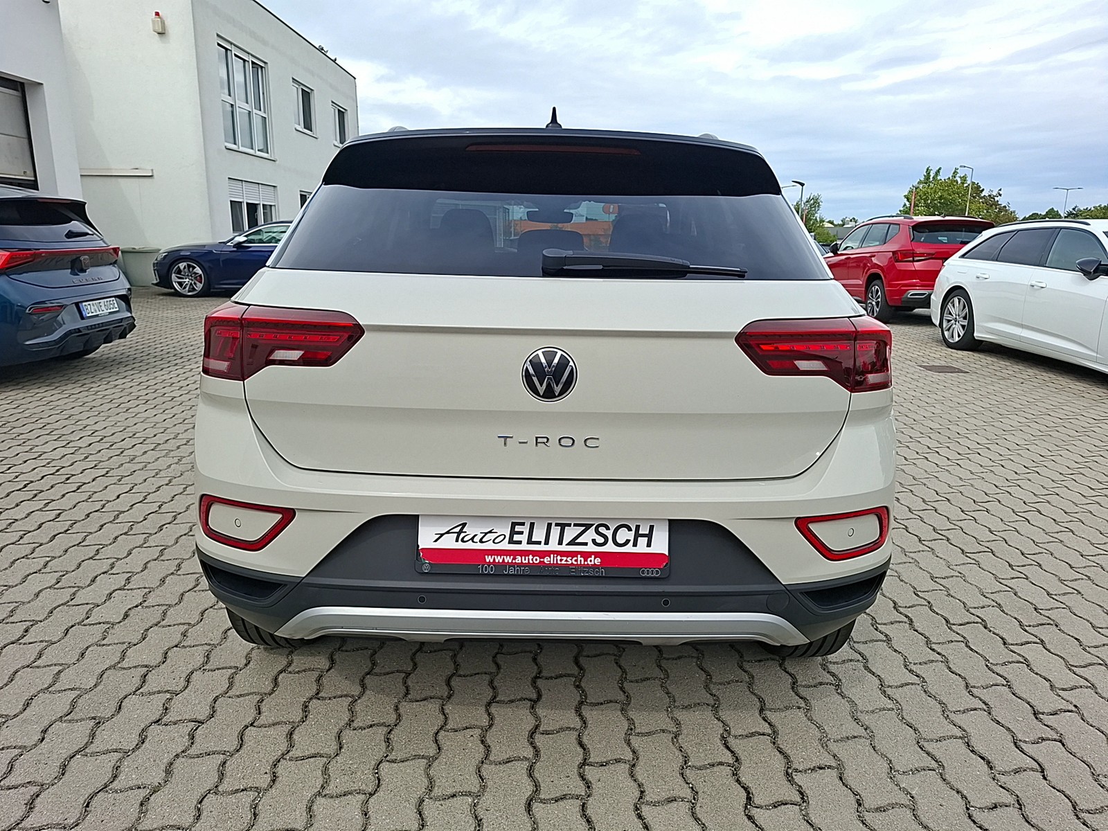 Fahrzeugabbildung Volkswagen T-Roc TDI Life DSG LED Navi AID ACC RFK SH