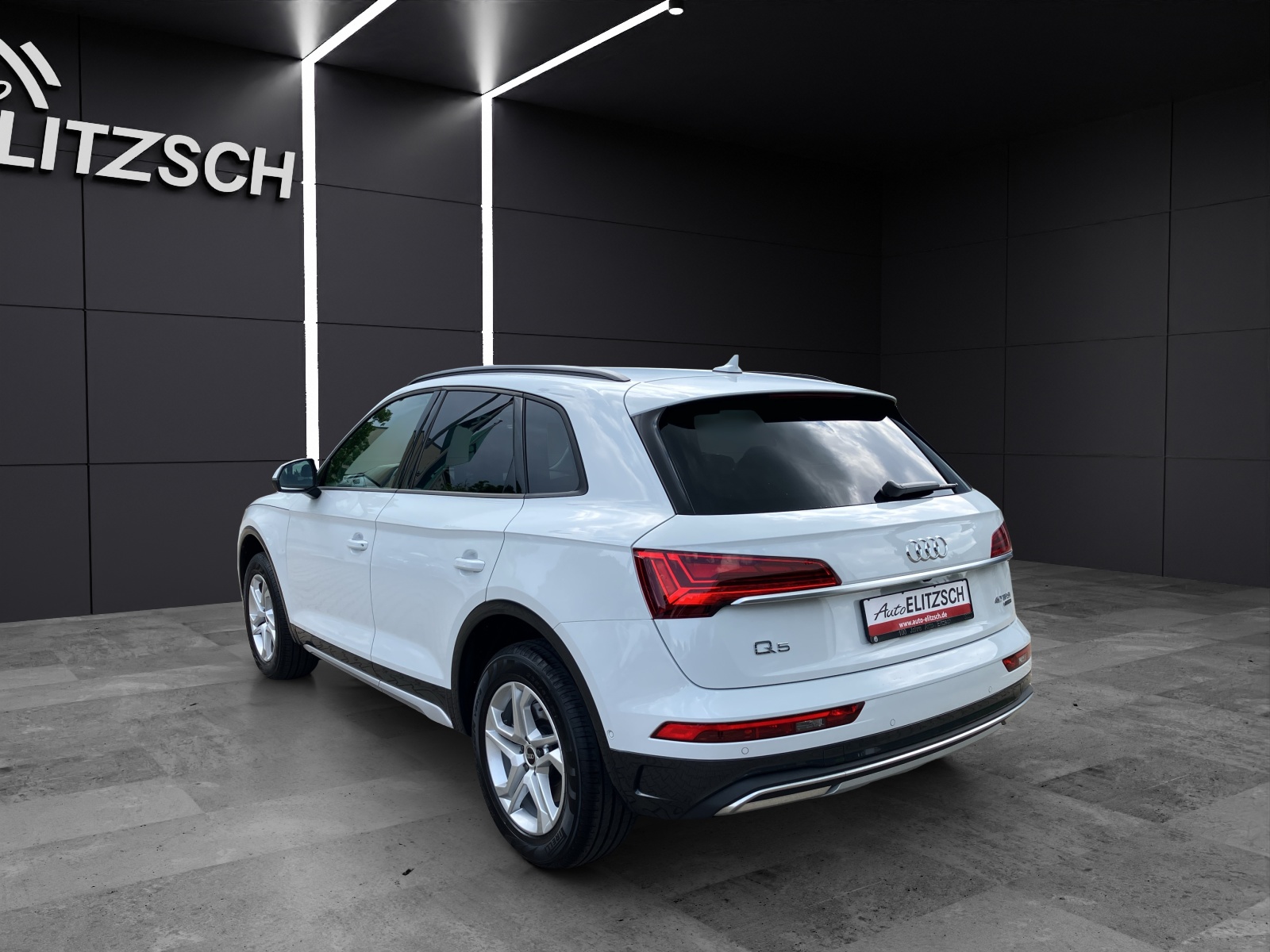 Fahrzeugabbildung Audi Q5 40 TFSI quattro advanced Matrix 18