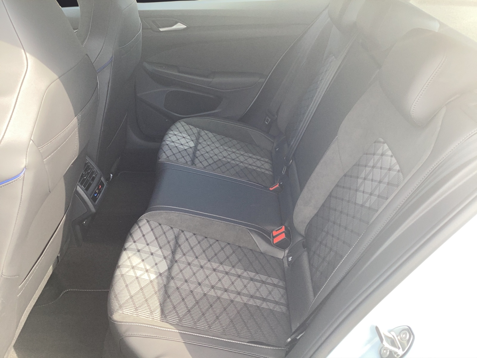 Fahrzeugabbildung Volkswagen Golf 1.5 eTSI DSG R-Line LED DAB ACC