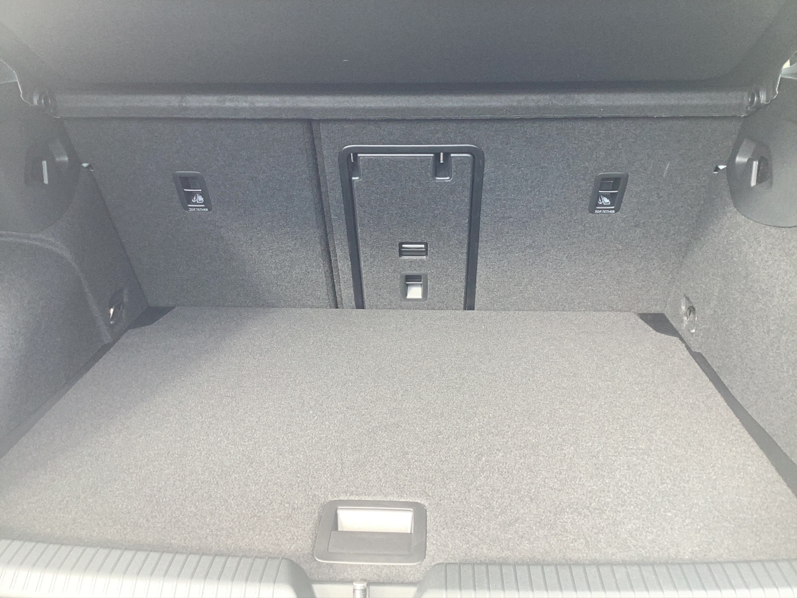 Fahrzeugabbildung Volkswagen Golf 1.5 eTSI DSG R-Line LED DAB ACC