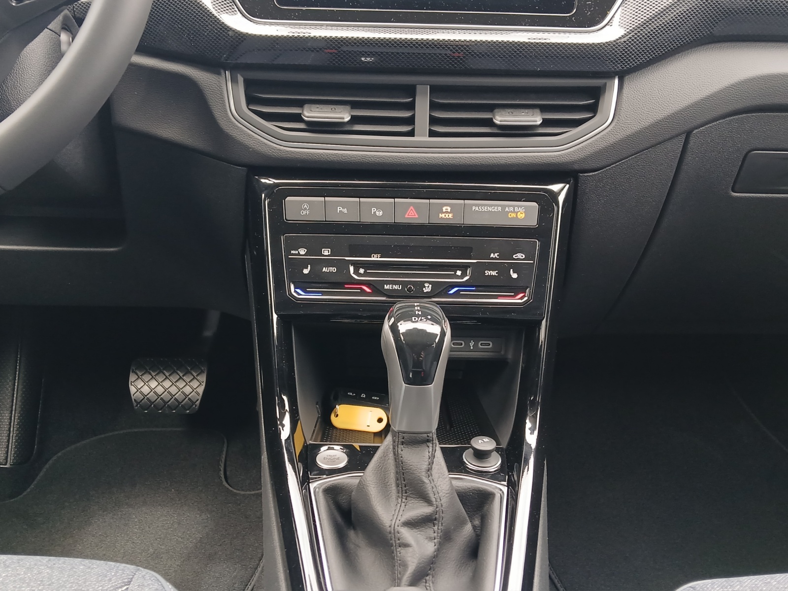 Fahrzeugabbildung Volkswagen T-Cross TSI Style DSG Matrix Navi AID ACC RFK SH 18