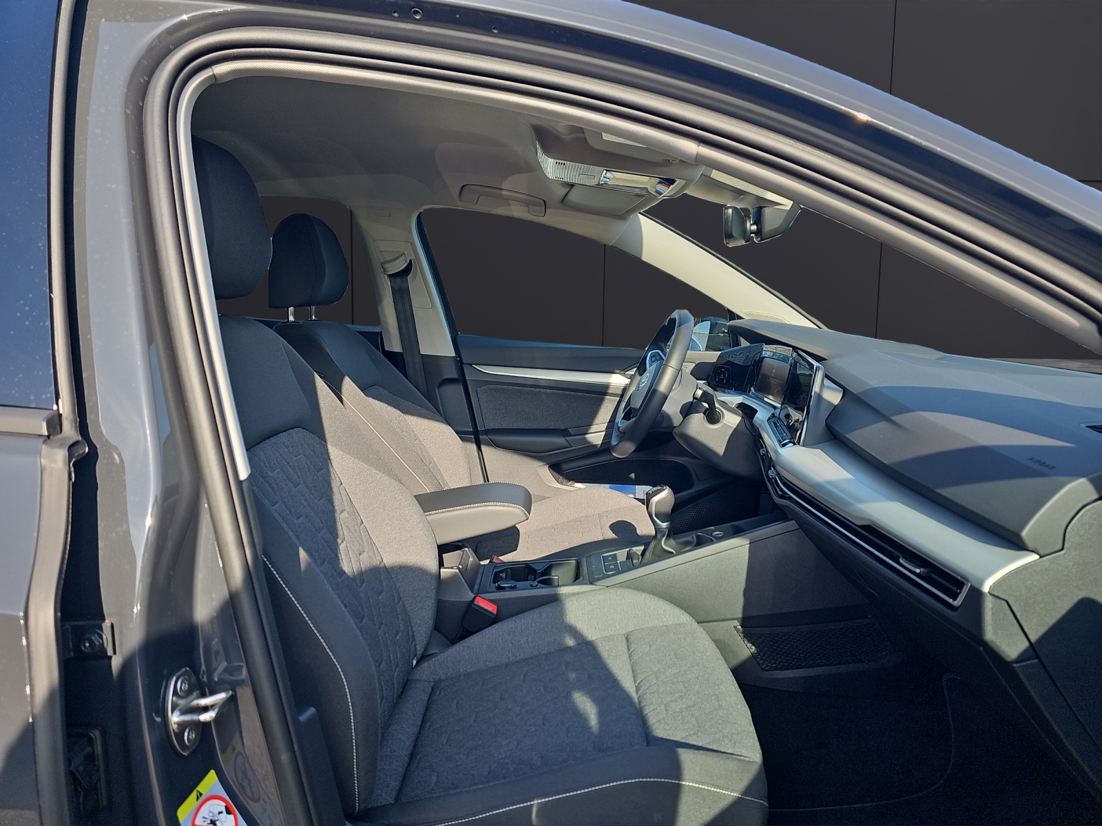 Fahrzeugabbildung Volkswagen Golf VIII TSI Move Climatronic AID PDC SH LM