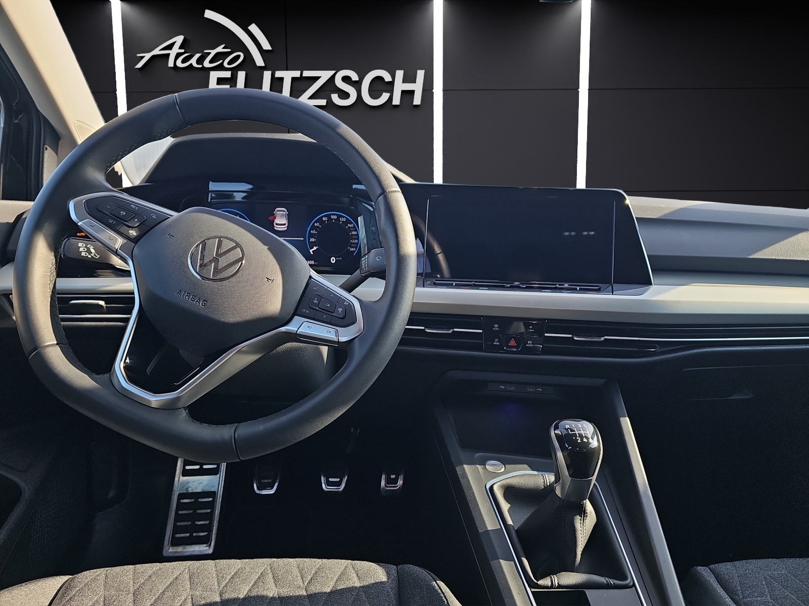 Fahrzeugabbildung Volkswagen Golf VIII TSI Move Climatronic AID PDC SH LM