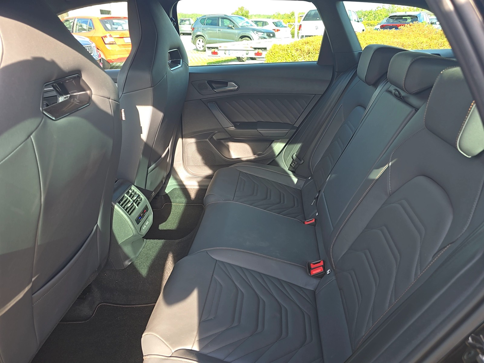 Fahrzeugabbildung CUPRA Leon Sportstourer 1.5 e-Hybrid 200 kW VZ AHZ MATRIX RFK SH