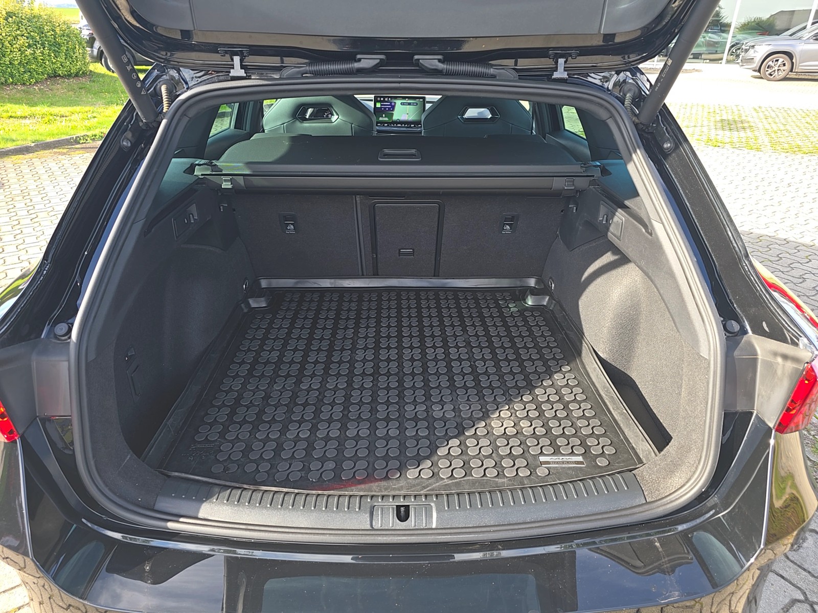 Fahrzeugabbildung CUPRA Leon Sportstourer 1.5 e-Hybrid 200 kW VZ AHZ MATRIX RFK SH