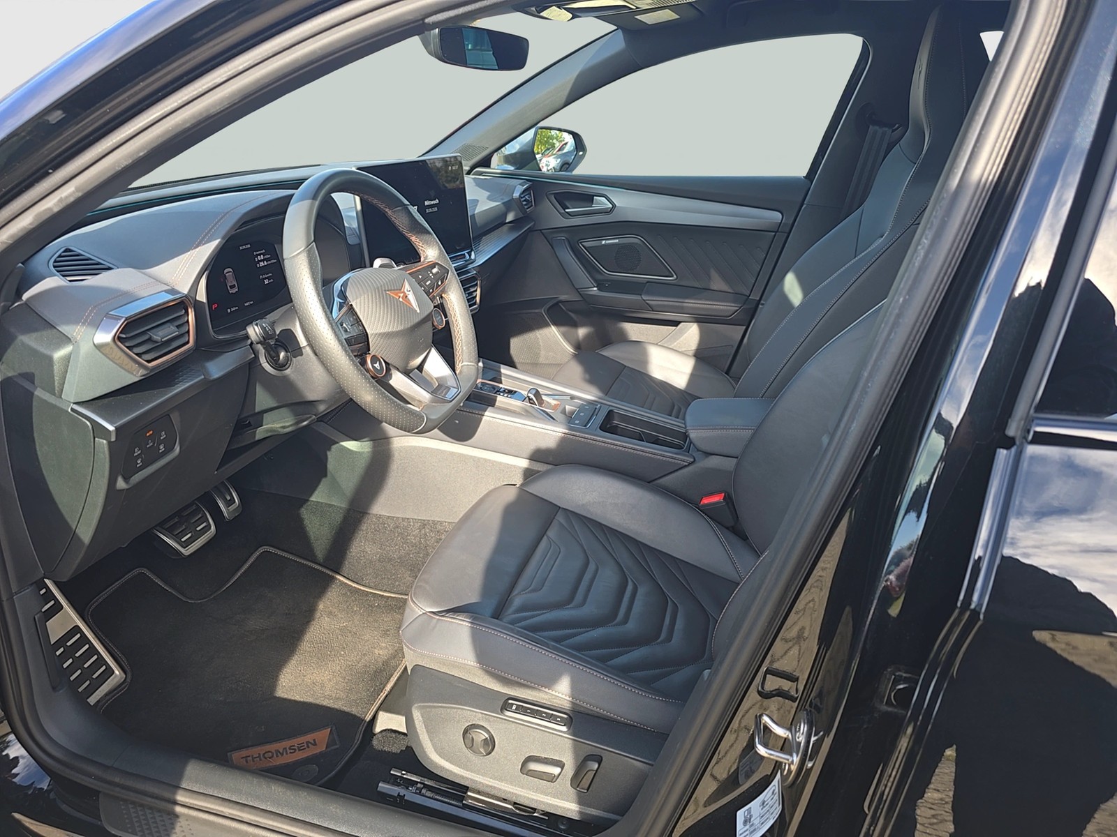 Fahrzeugabbildung CUPRA Leon Sportstourer 1.5 e-Hybrid 200 kW VZ AHZ MATRIX RFK SH