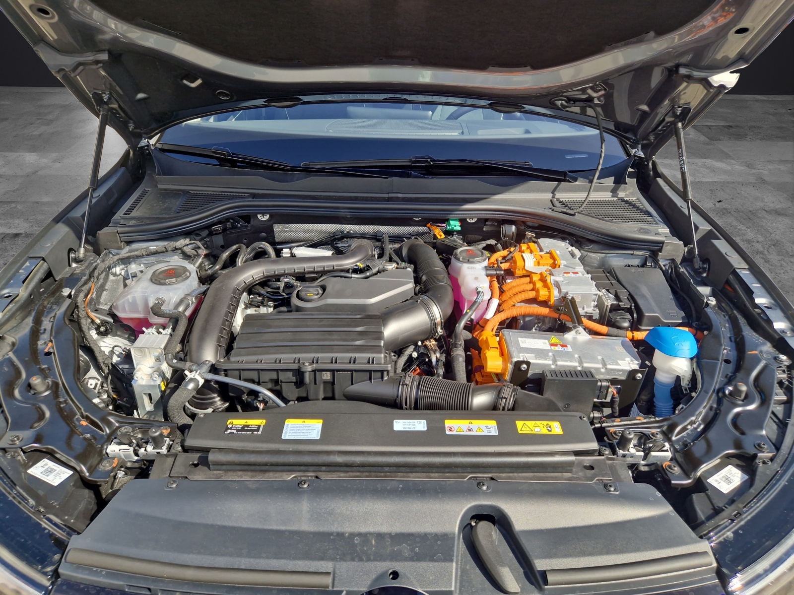 Fahrzeugabbildung Volkswagen Passat Variant 1.5 TSI eHybrid Business Matrix AHK Navi AID ACC 360°