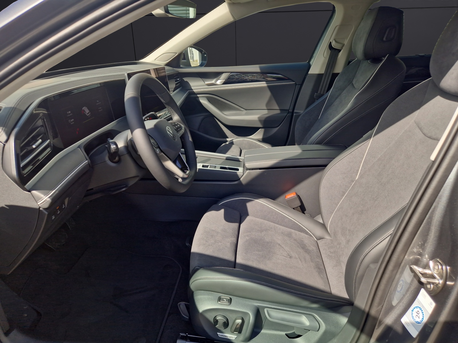 Fahrzeugabbildung Volkswagen Passat Variant 1.5 TSI eHybrid Business Matrix AHK Navi AID ACC 360°