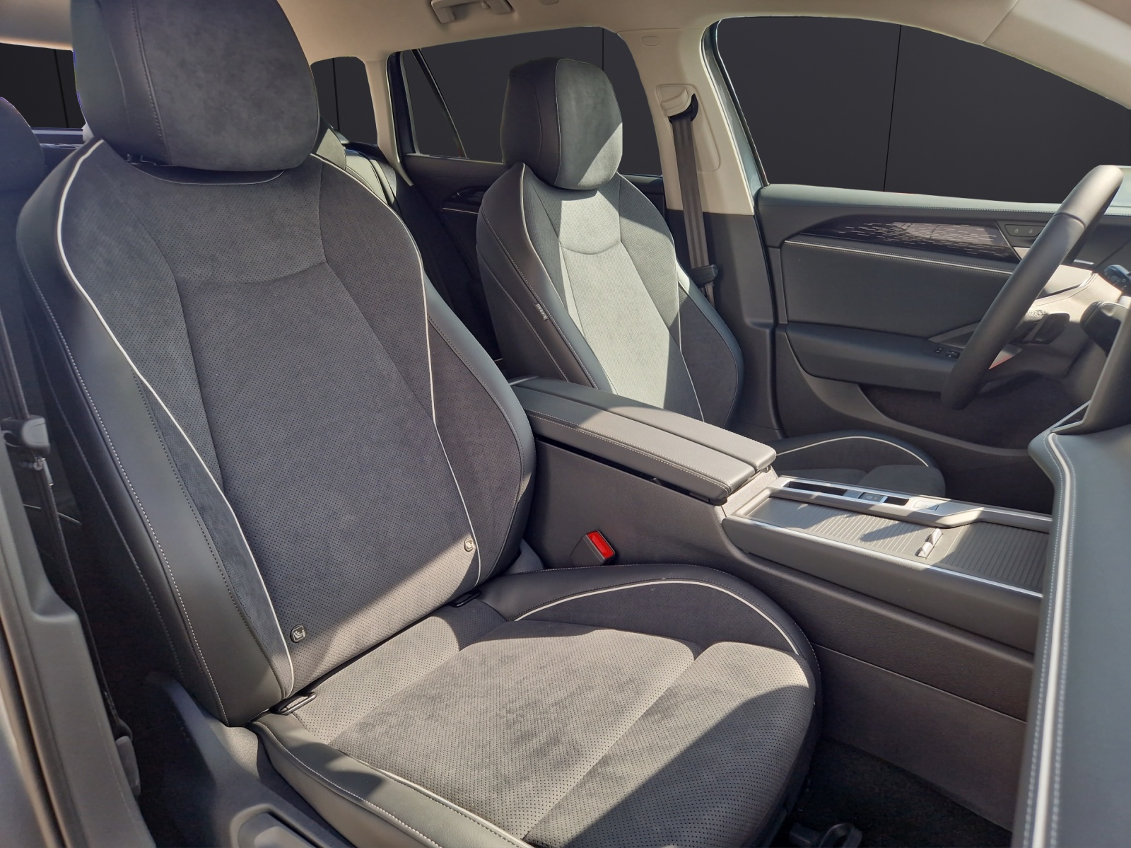 Fahrzeugabbildung Volkswagen Passat Variant 1.5 TSI eHybrid Business Matrix AHK Navi AID ACC 360°