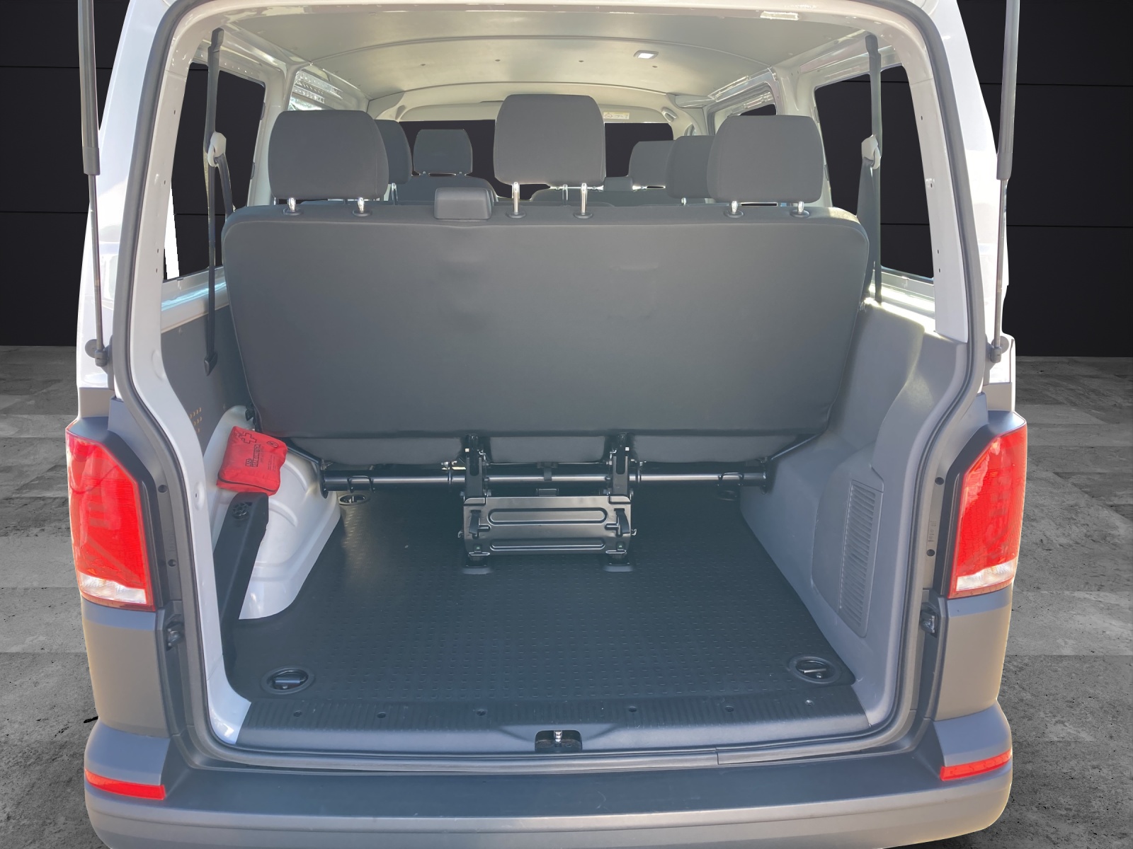 Fahrzeugabbildung Volkswagen T6 Kombi T6.1 TDI 9-Sitzer KLIMA KOMFORT DAB