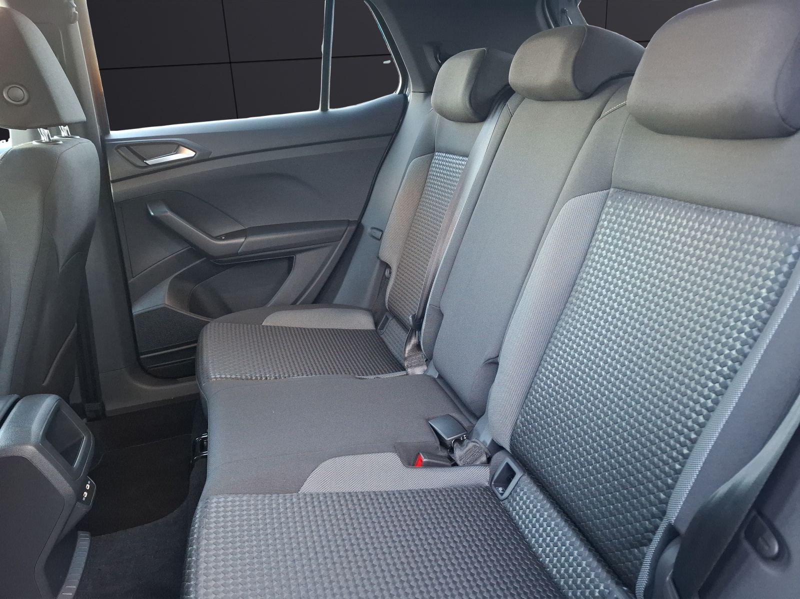 Fahrzeugabbildung Volkswagen T-Cross TSI Active DSG LED Navi AID ACC RFK SH 17