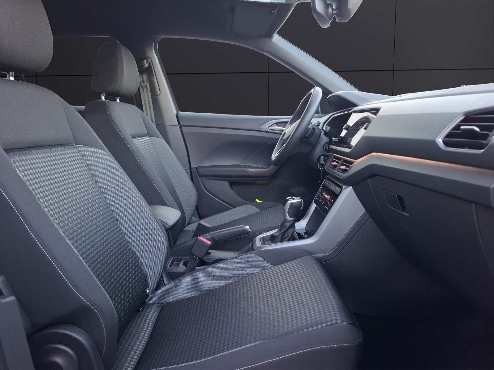 Fahrzeugabbildung Volkswagen T-Cross TSI Active DSG LED Navi AID ACC RFK SH 17