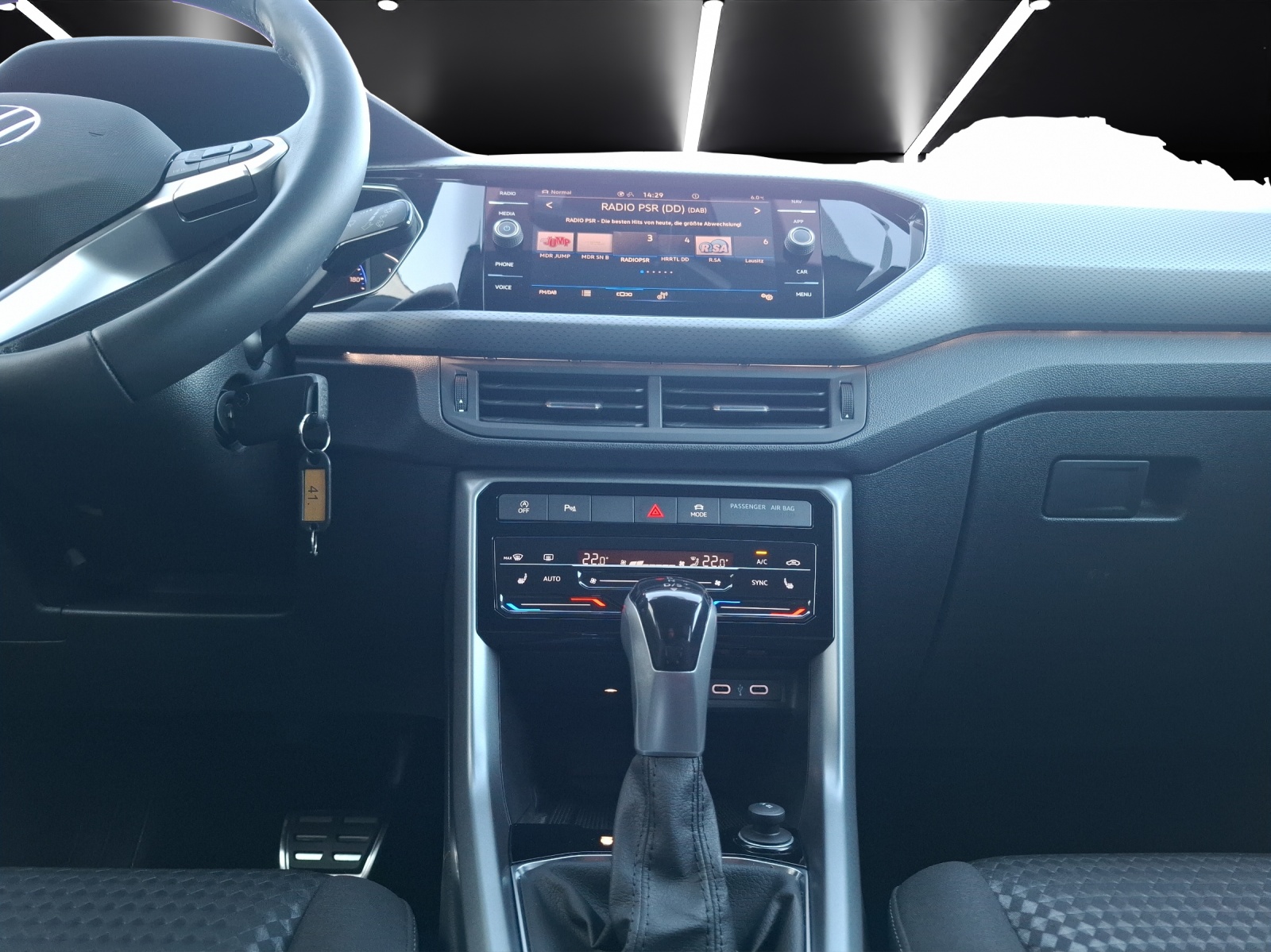 Fahrzeugabbildung Volkswagen T-Cross TSI Active DSG LED Navi AID ACC RFK SH 17