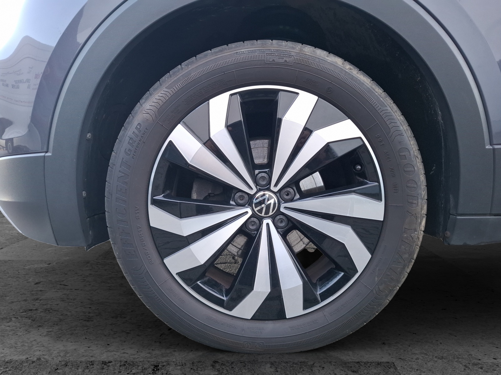 Fahrzeugabbildung Volkswagen T-Cross TSI Active DSG LED Navi AID ACC RFK SH 17