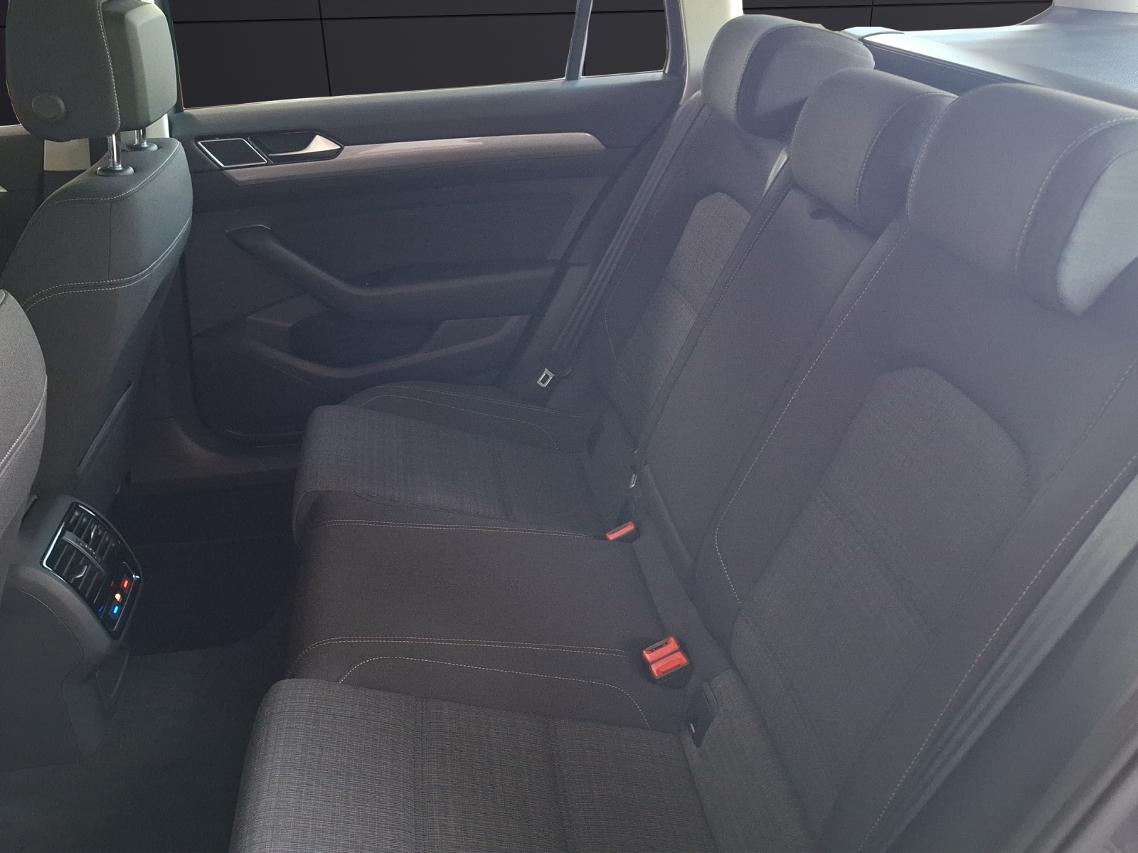 Fahrzeugabbildung Volkswagen Passat Variant TSI Business DSG Matrix Navi ACC RFK SHZ APP