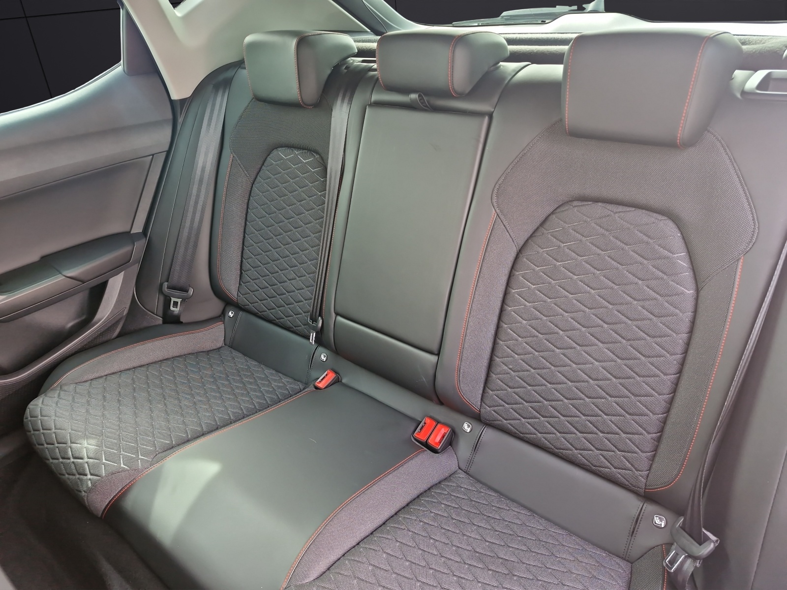 Fahrzeugabbildung SEAT Leon TSI FR LED Navi ACC Park-Assist SH LM fertig