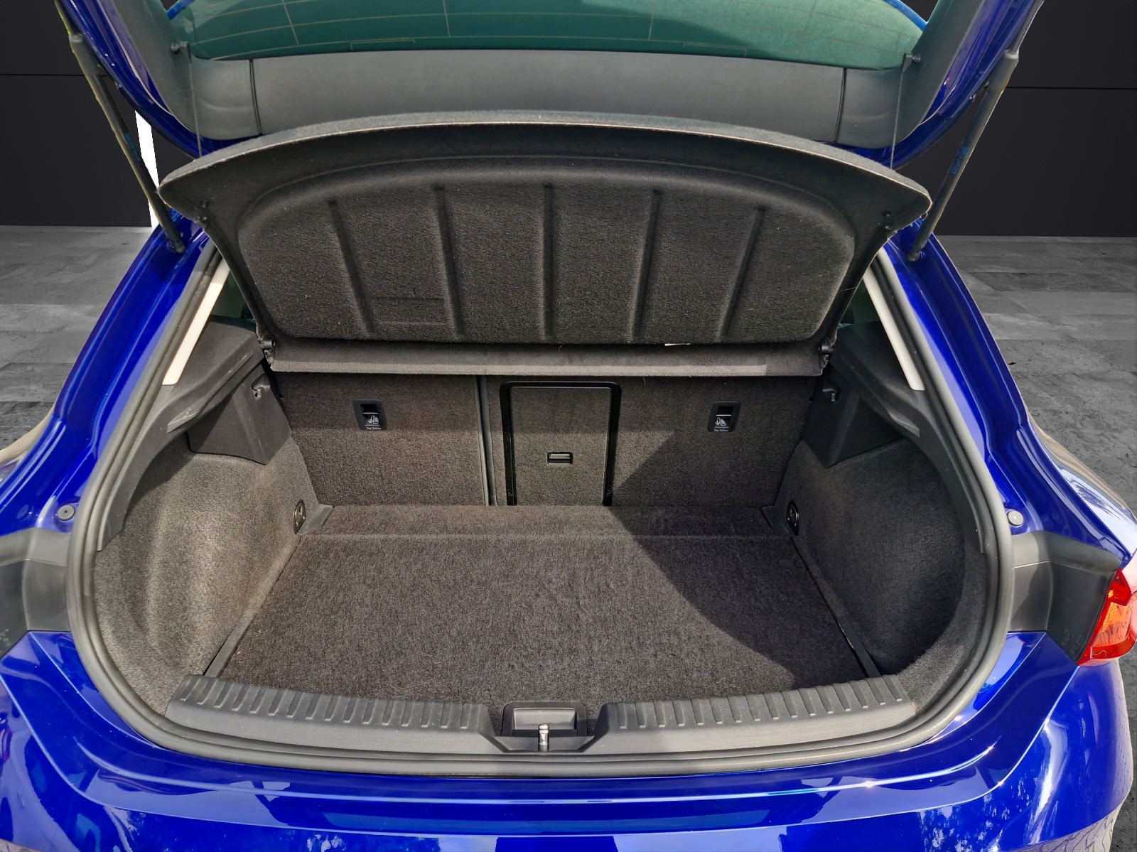 Fahrzeugabbildung SEAT Leon TSI FR LED Navi ACC Park-Assist SH LM fertig