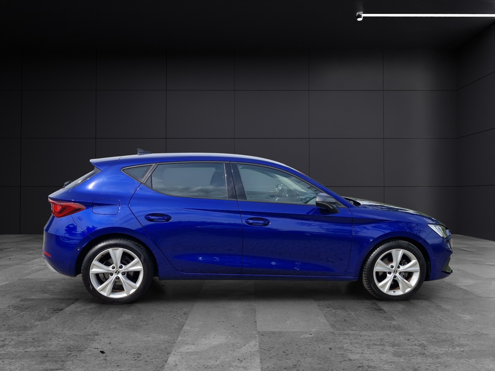Fahrzeugabbildung SEAT Leon TSI FR LED Navi ACC Park-Assist SH LM fertig