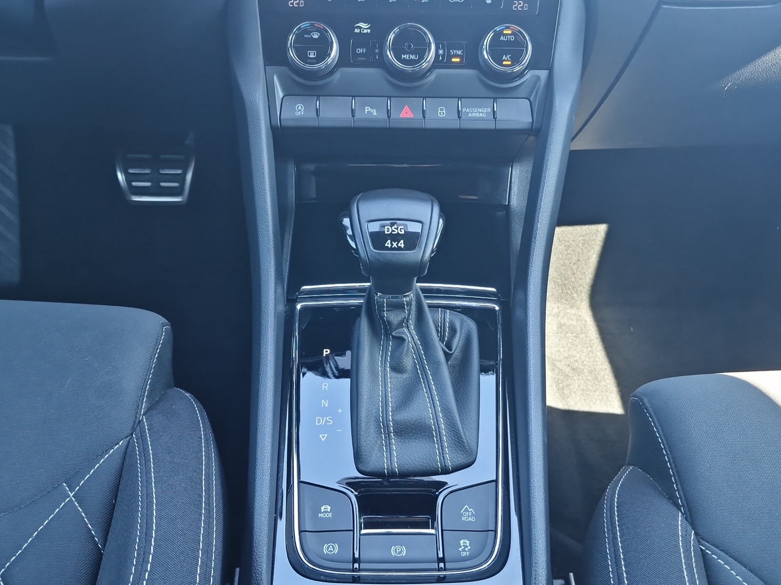 Fahrzeugabbildung SKODA Karoq Sportline 4x4 2.0 TDI LED AHK SHZ ACC