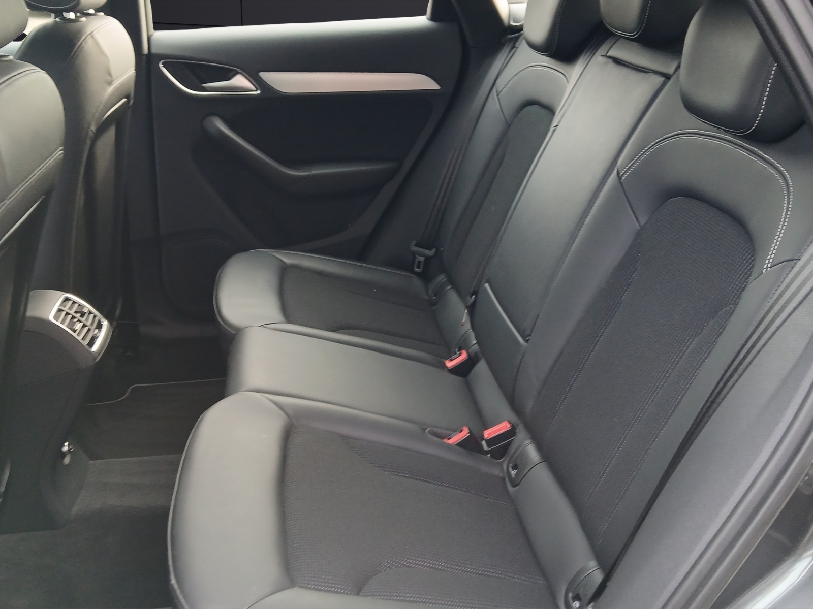 Fahrzeugabbildung Audi Q3 TFSI S Line S-tronic qu LED Navi GRA PDC SHZ
