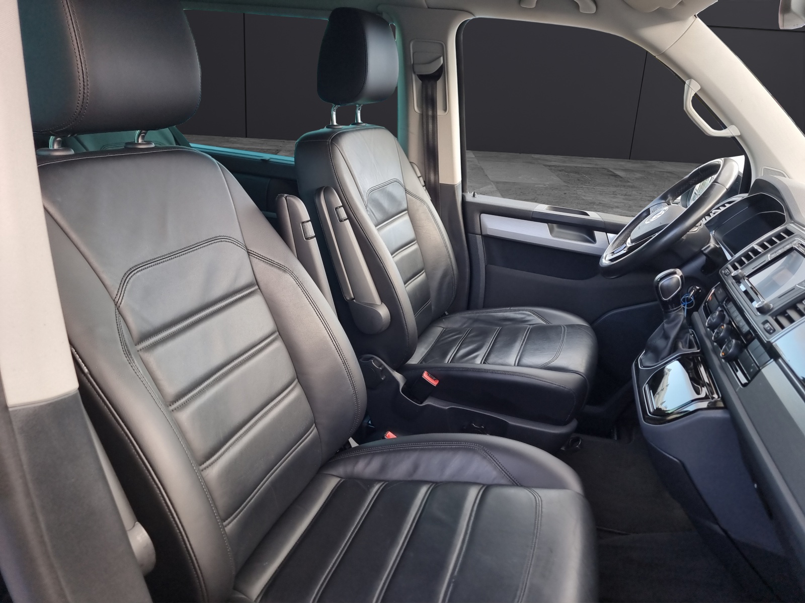 Fahrzeugabbildung Volkswagen T6 Multivan TDI DSG Comfortline LEDER STH 7-SITZER 18