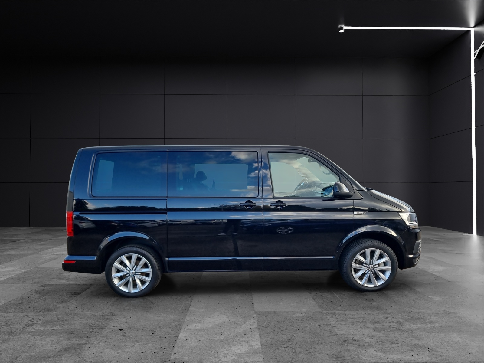 Fahrzeugabbildung Volkswagen T6 Multivan TDI DSG Comfortline LEDER STH 7-SITZER 18