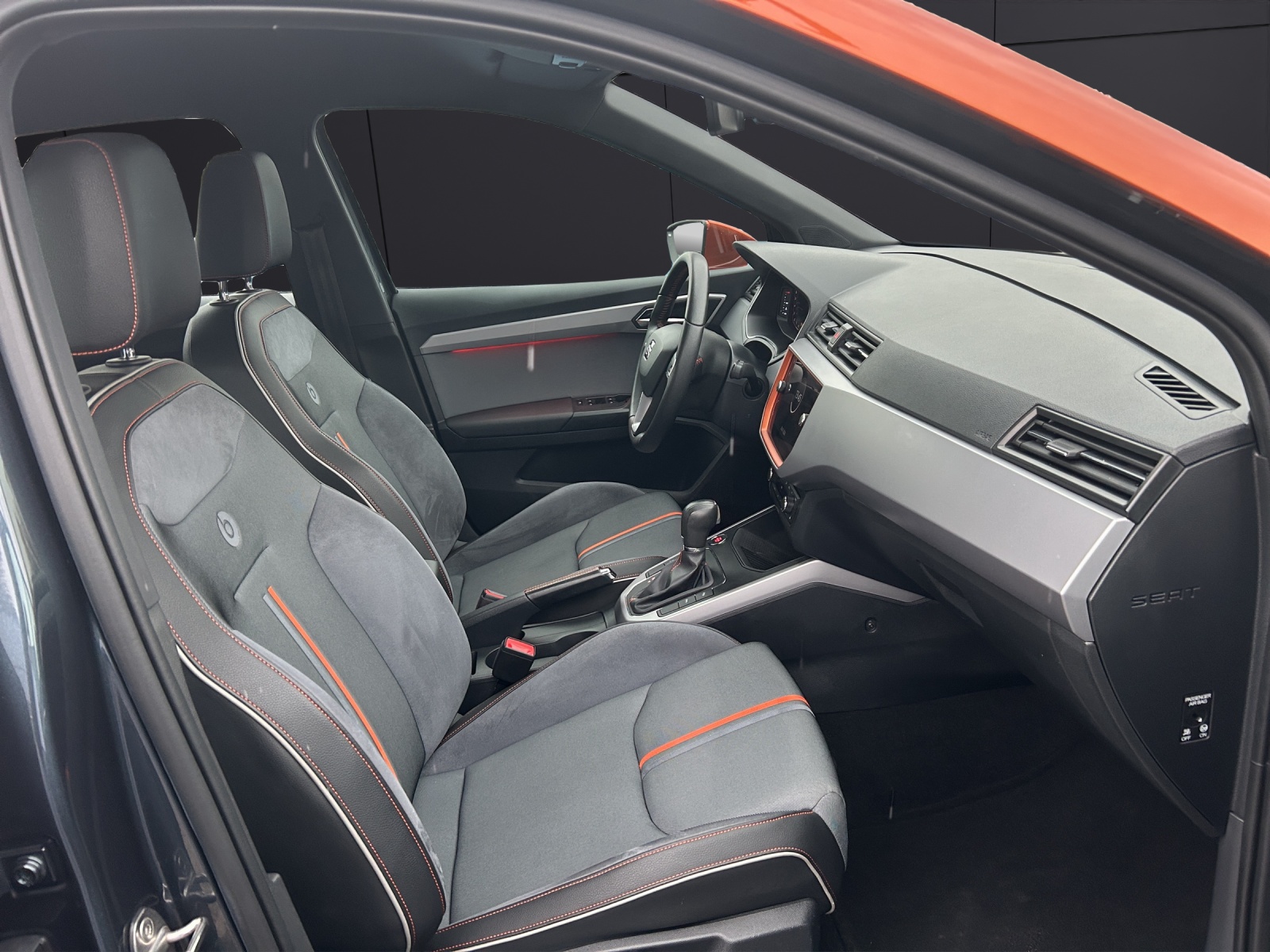 Fahrzeugabbildung SEAT Arona TSI FR DSG LED ACC AHK SH PDC Beats SeatConnect Ambiente Klima