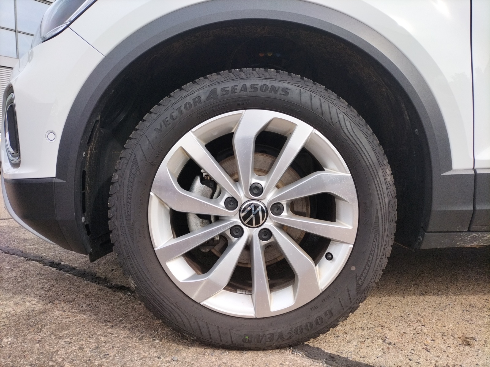 Fahrzeugabbildung Volkswagen T-Roc TSI Life STH LED AHK Navi AID ACC RFK SH