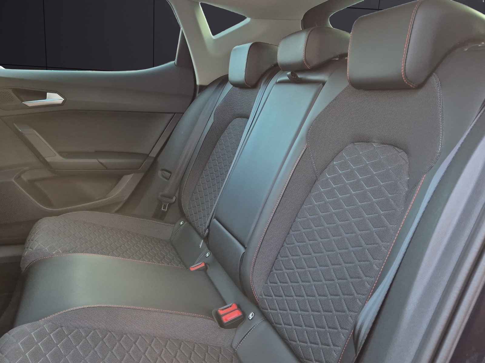 Fahrzeugabbildung SEAT Leon eTSI FR-Line DSG LED Navi GRA PDC SH