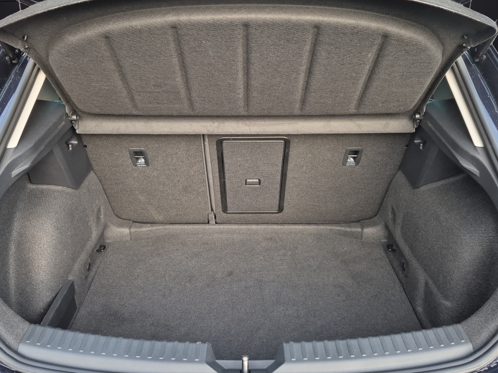 Fahrzeugabbildung SEAT Leon eTSI FR-Line DSG LED Navi GRA PDC SH