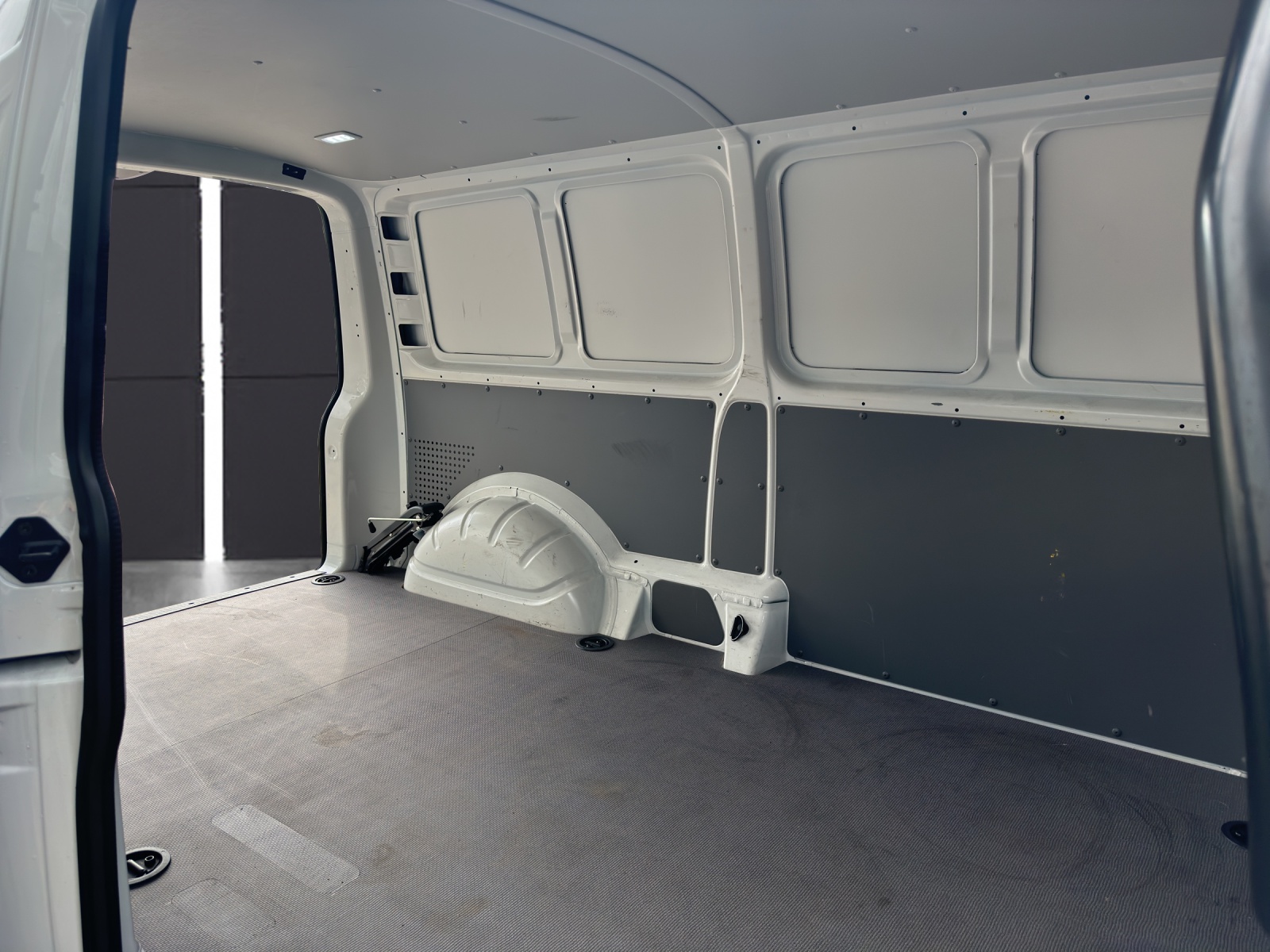 Fahrzeugabbildung Volkswagen T6 Transporter T6.1 TDI Kasten LR VORB. AHK KLIMA RFK SH