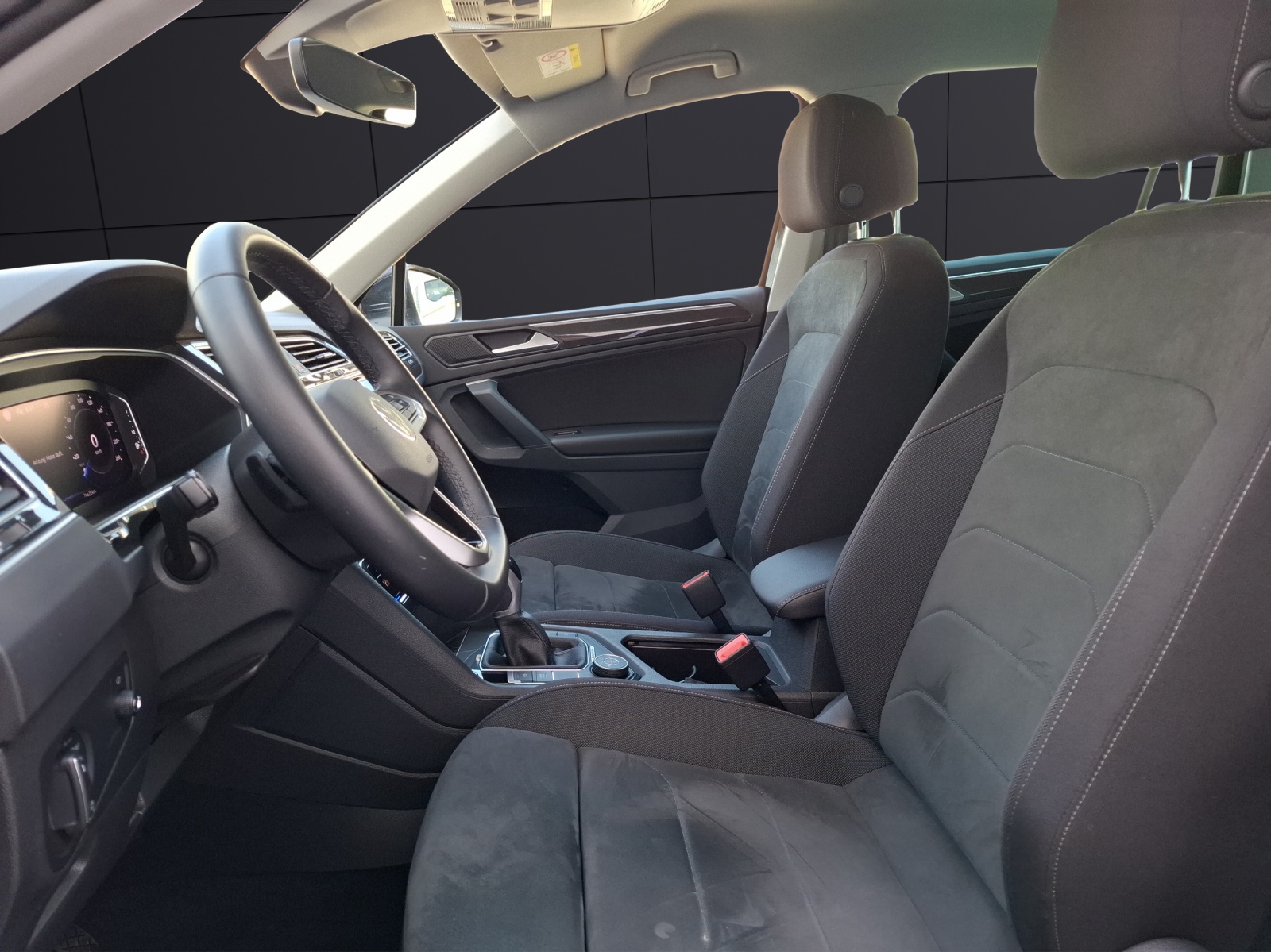 Fahrzeugabbildung Volkswagen Tiguan TDI Elegance 4M STH Matrix AHK Navi AID ACC HUD RFK