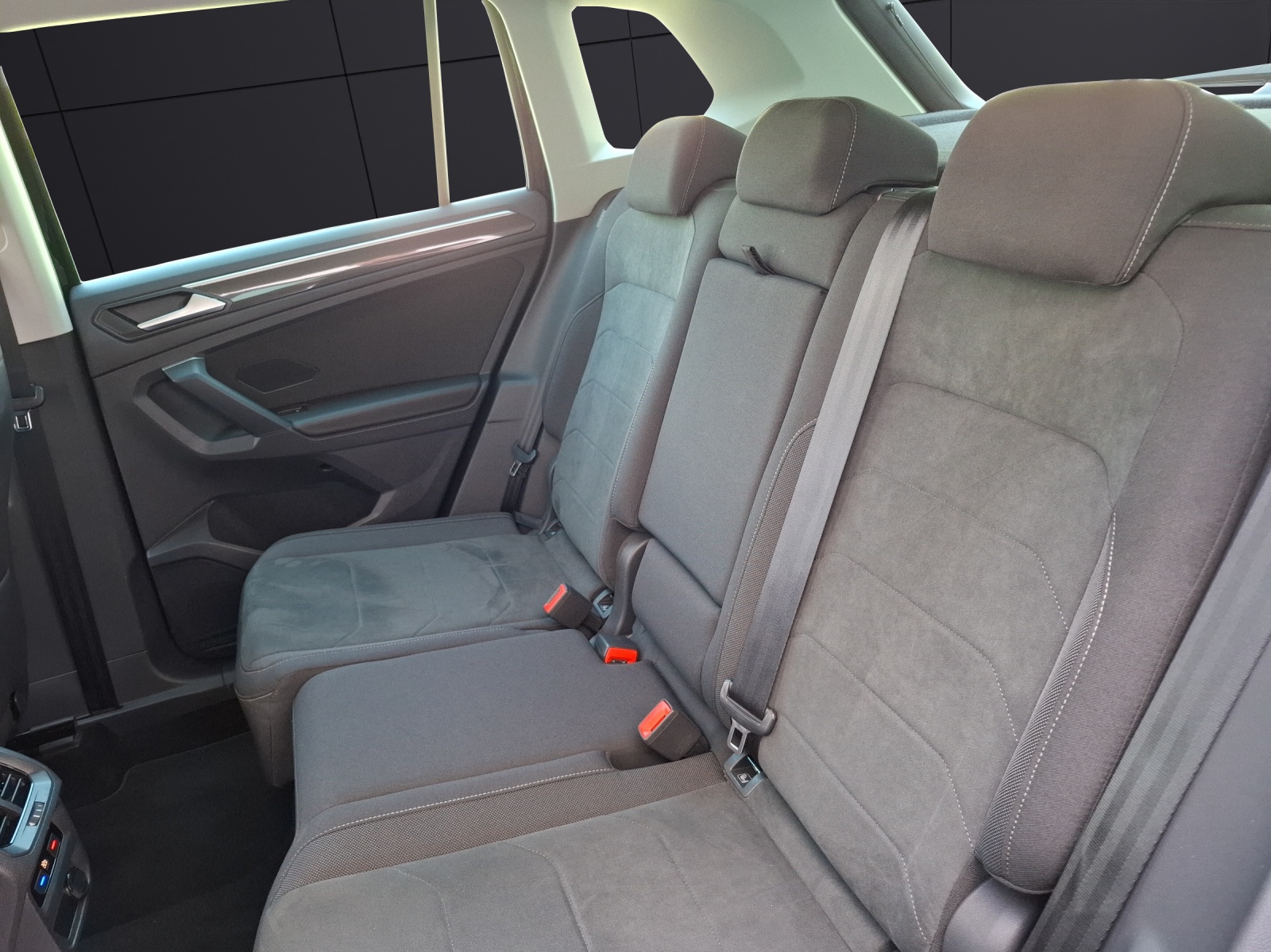 Fahrzeugabbildung Volkswagen Tiguan TDI Elegance 4M STH Matrix AHK Navi AID ACC HUD RFK