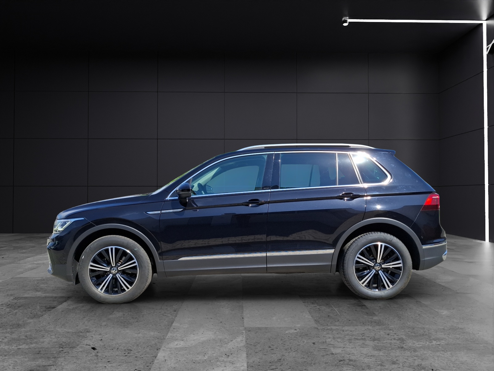 Fahrzeugabbildung Volkswagen Tiguan TDI Elegance 4M STH Matrix AHK Navi AID ACC HUD RFK