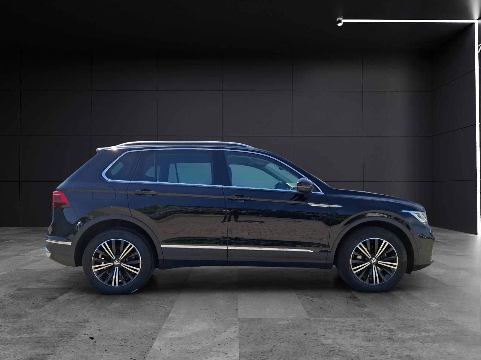 Fahrzeugabbildung Volkswagen Tiguan TDI Elegance 4M STH Matrix AHK Navi AID ACC HUD RFK