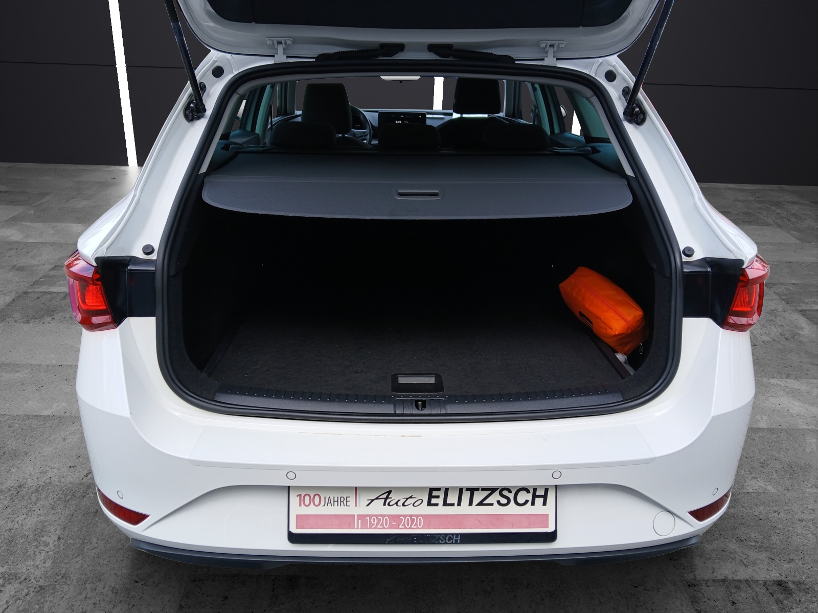 Fahrzeugabbildung SEAT Leon ST TDI Style DSG LED Navi AID Pano GRA Park-Assist SH