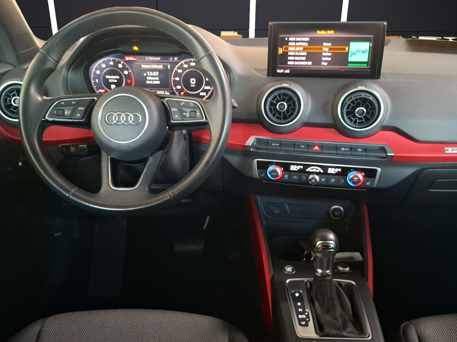 Fahrzeugabbildung Audi Q2 TFSI quattro S-Line Navi AVC ACC PDC SHZ APP 19