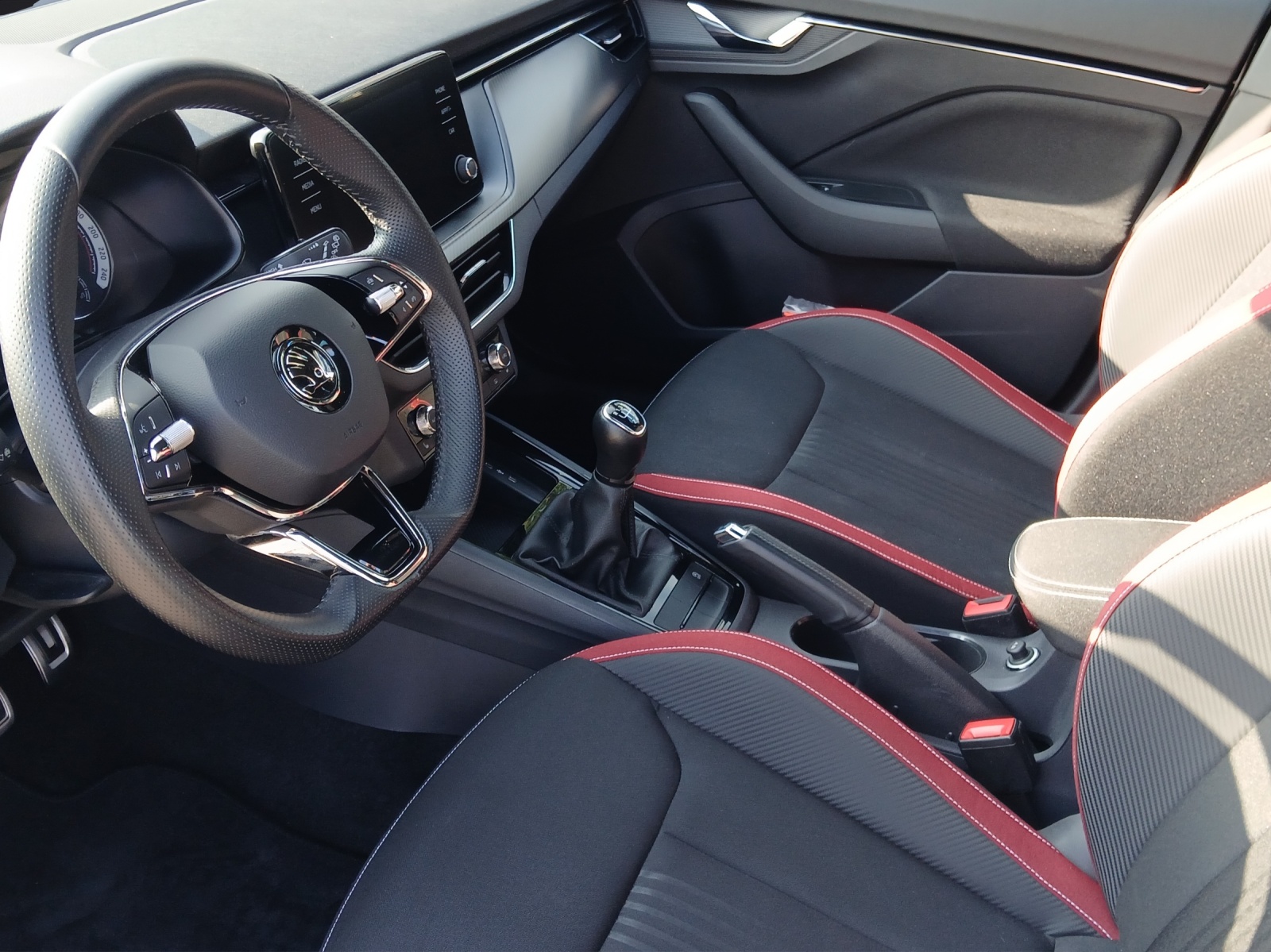 Fahrzeugabbildung SKODA Kamiq TSI Monte-Carlo LED Pano APP GRA PDC SH 18