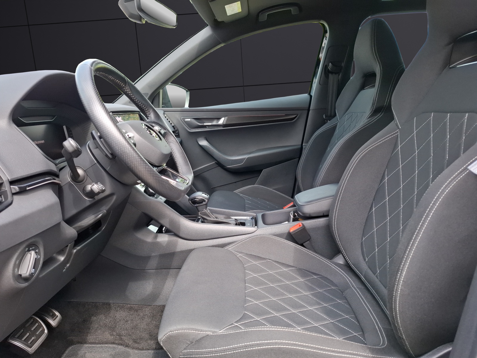 Fahrzeugabbildung SKODA Karoq TSI Sportline DSG 4x4 LED AHK Navi PANO ACC RFK 19