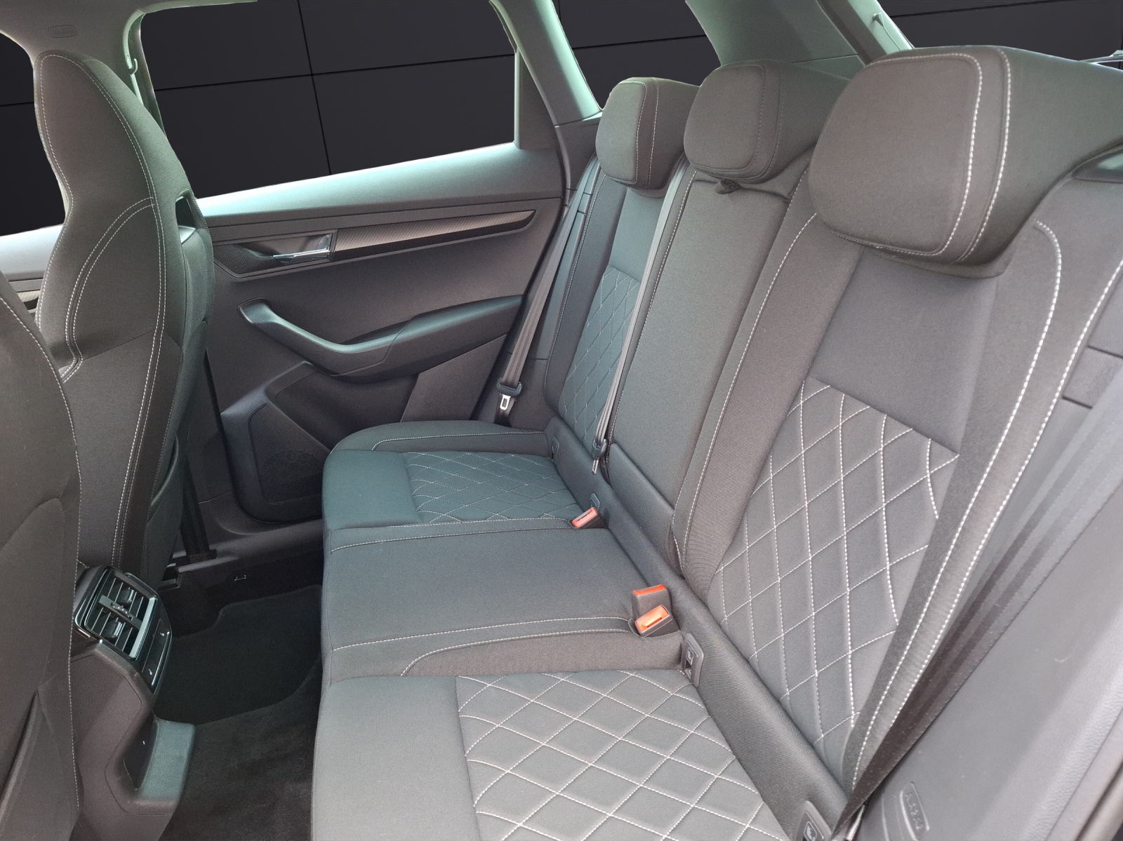 Fahrzeugabbildung SKODA Karoq TSI Sportline DSG 4x4 LED AHK Navi PANO ACC RFK 19