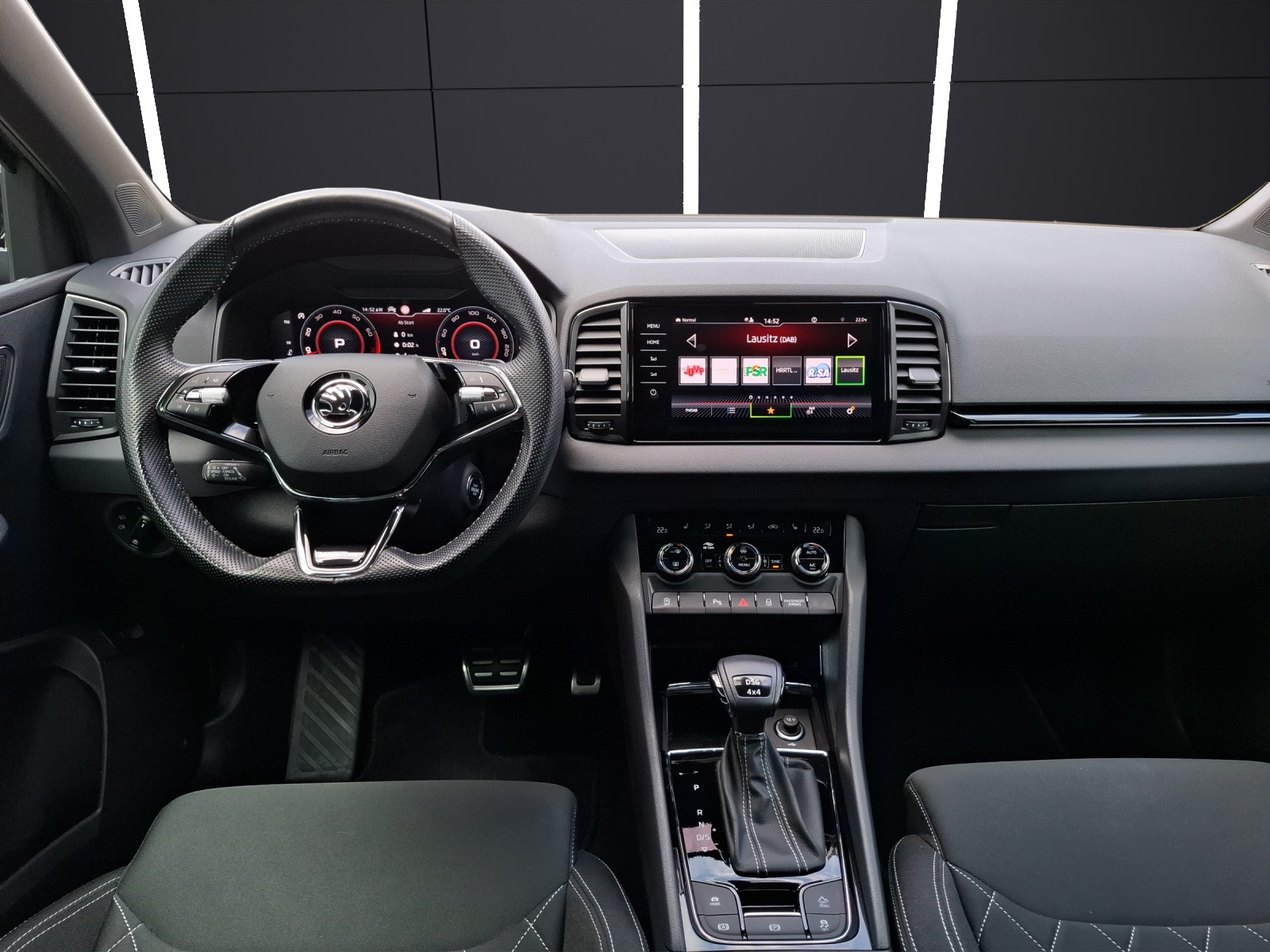 Fahrzeugabbildung SKODA Karoq TSI Sportline DSG 4x4 LED AHK Navi PANO ACC RFK 19