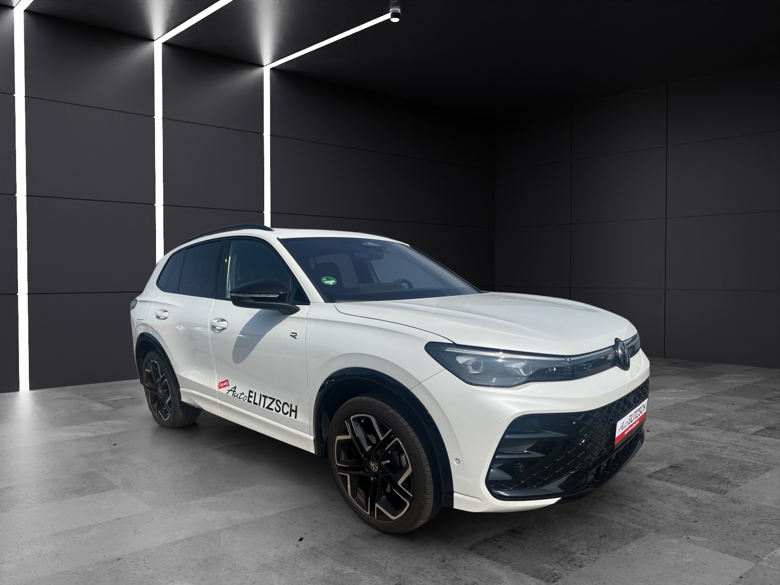 Fahrzeugabbildung Volkswagen Tiguan TDI R-Line 4M DSG MATRIX AHK PANO 20