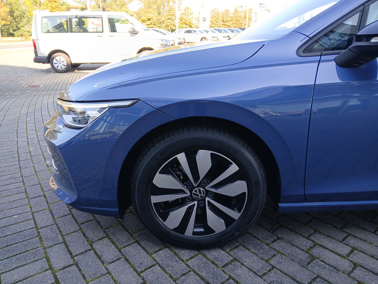 Fahrzeugabbildung Volkswagen Golf VIII Variant eTSI Goal DSG LED AHK Navi AID ACC RFK SH